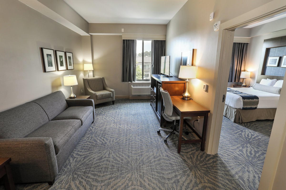 Suite, 1 Queen Bed (Highland)