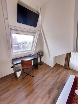 Basic Room, Shared Bathroom | In-room safe, desk, iron/ironing board, free cots/infant beds - Hotel Washington (Amsterdam)