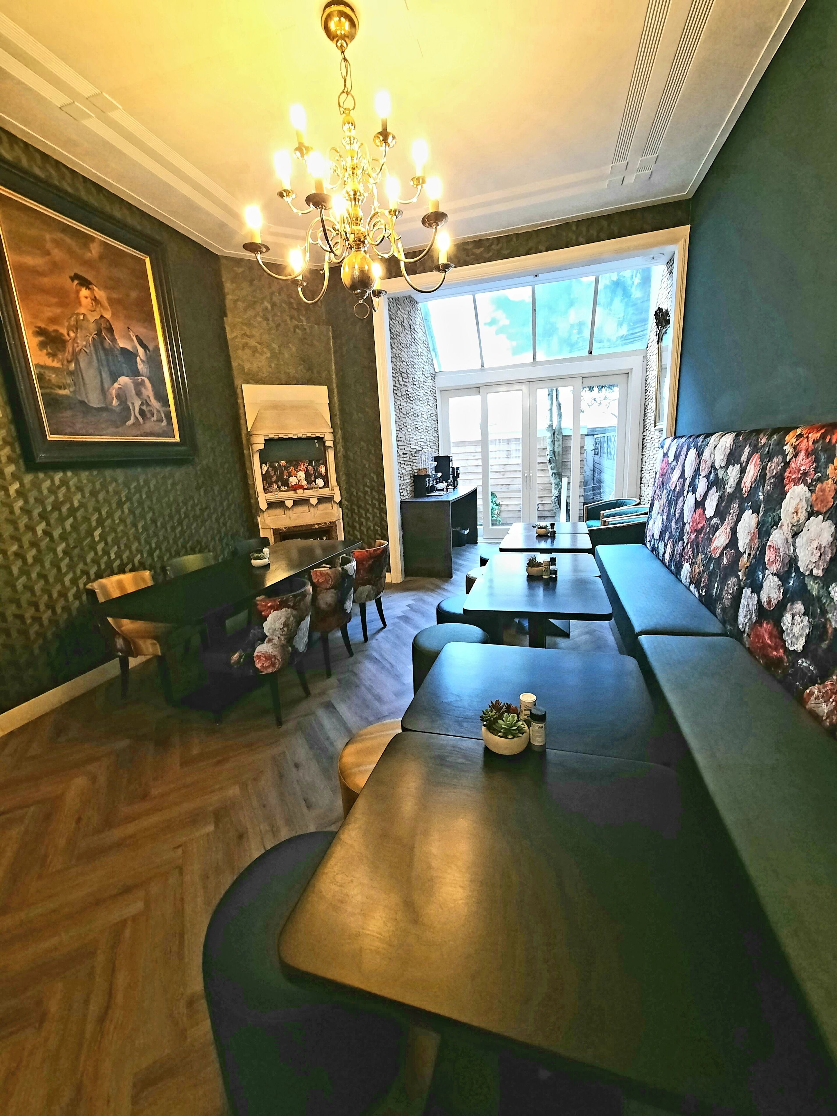 Daily continental breakfast (EUR 15 per person)