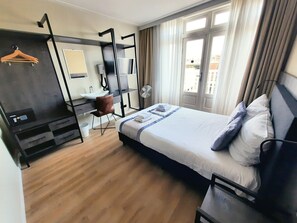 Basic Room, Shared Bathroom | In-room safe, desk, iron/ironing board, free cribs/infant beds - Hotel Washington (Amsterdam)