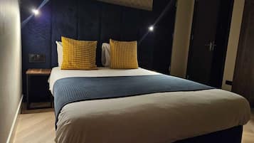 Quarto conforto | Cofres nos quartos, escrivaninha, ferros/tábuas de passar roupa