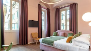 Phòng Deluxe, quang cảnh thành phố | Két bảo mật tại phòng, bàn, phòng cách âm 