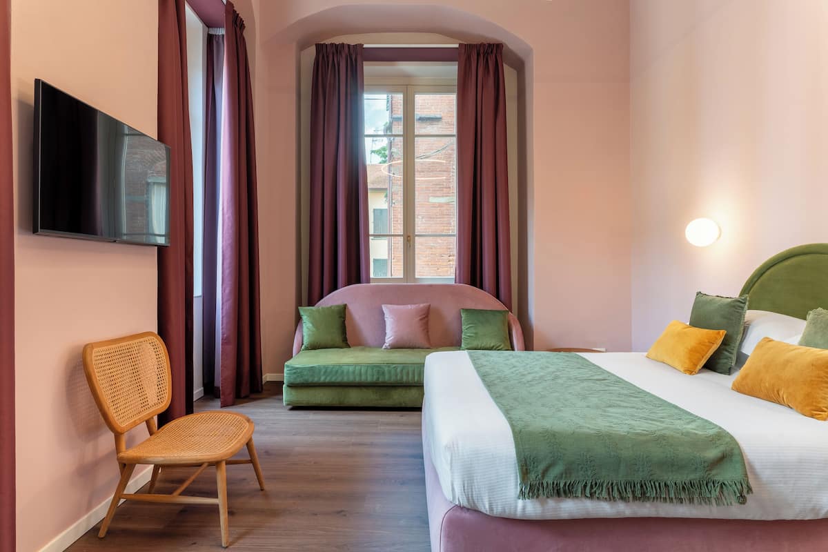 Habitació Deluxe, vistes a la ciutat | Caixa forta a l'habitació, escriptori, wifi gratuïta i roba de llit