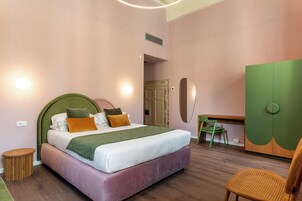 Una camera da letto con un letto, un comodino, una sedia e un armadio.