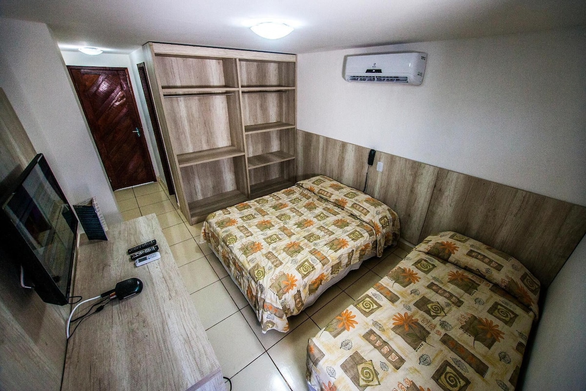 1 kamar tidur, minibar, meja kerja, dan tirai kedap cahaya