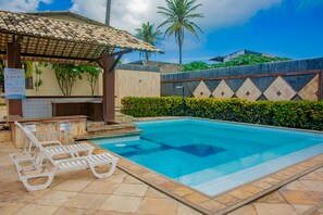 2 kolam renang outdoor, dengan kursi berjemur