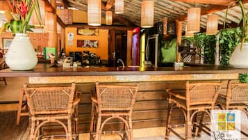 Quầy bar bên hồ bơi