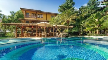 Utomhuspool, parasoller och solstolar