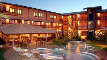 Piscina externa, guarda-sóis, espreguiçadeiras