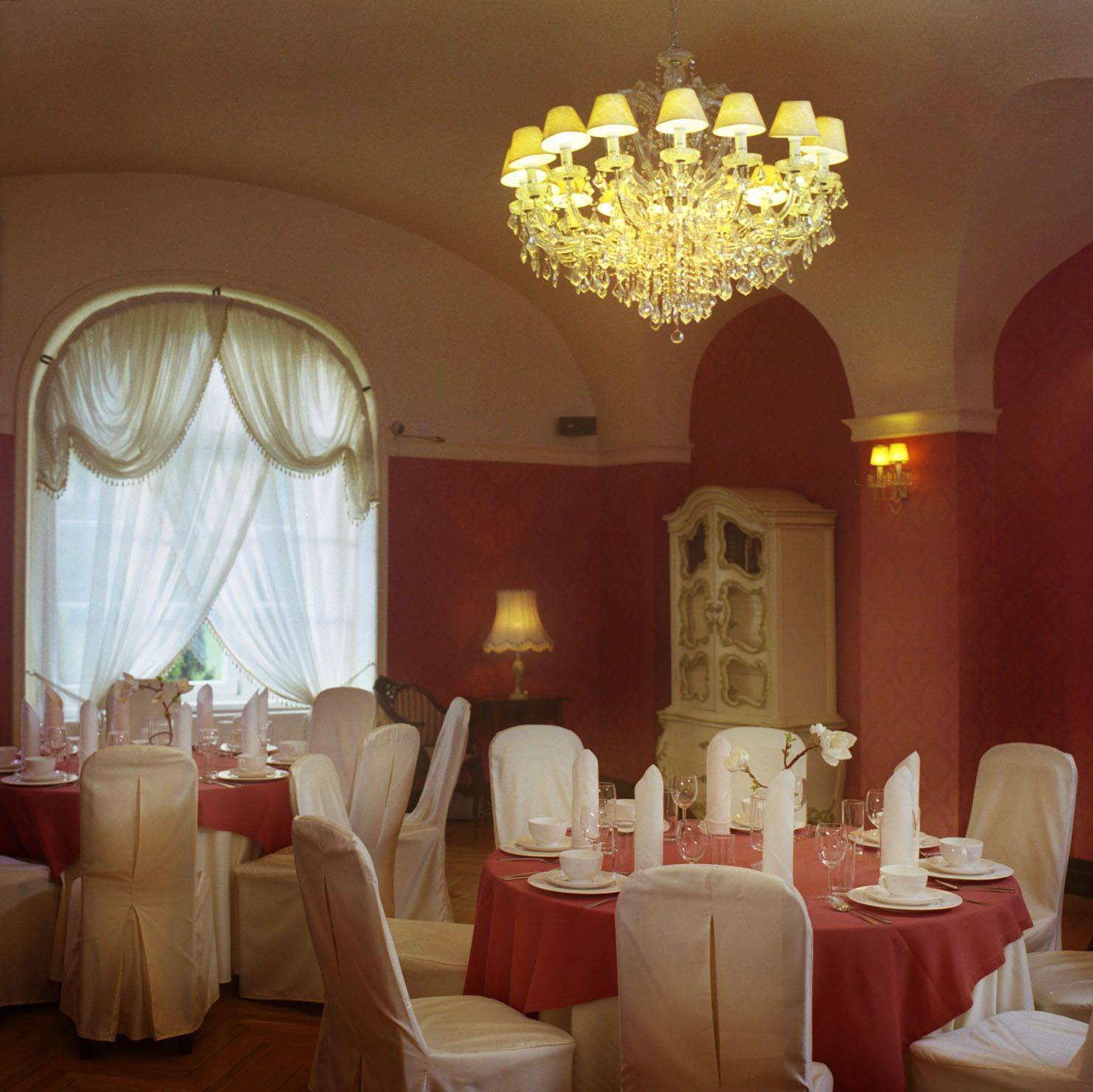 breakfast, lunch and dinner served