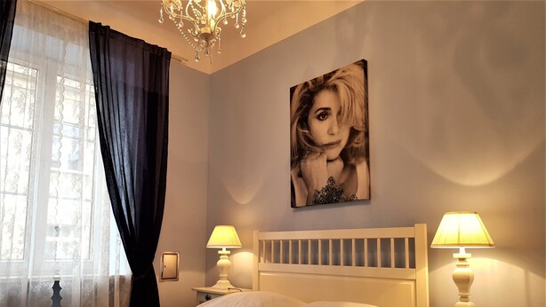 Iron/ironing board (on request), WiFi (free), individually decorated - Chmielna Guest House (Warsaw)