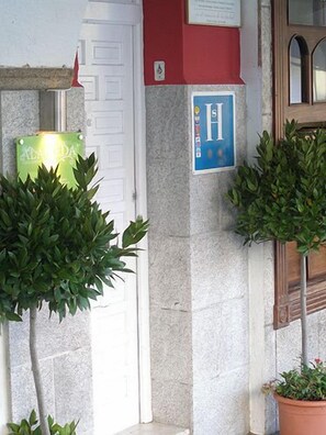 Property entrance - Hostal Alameda Plaza Mayor (Cáceres)