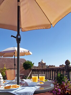 Daily continental breakfast (EUR 3.00 per person)