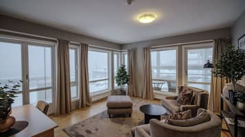 Junior Suite with Fjordview | Wohnbereich | Flachbildfernseher