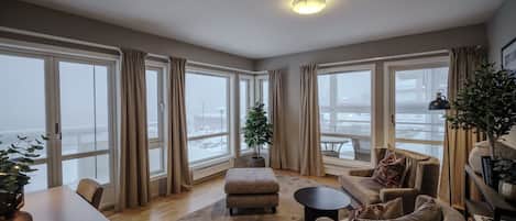 Junior Suite with Fjordview | Oleskelualue | Taulutelevisio