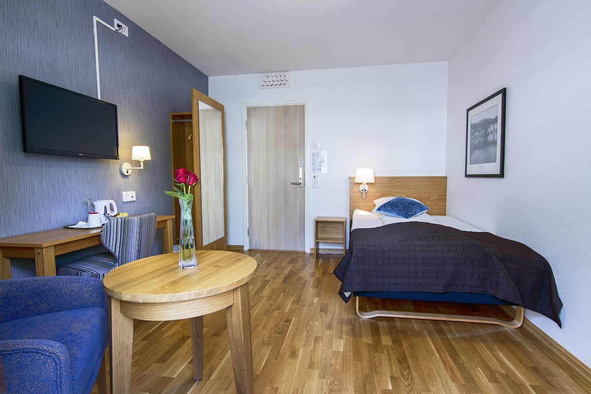 1 bedroom, premium bedding, down duvets, desk