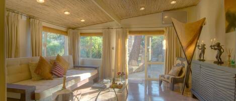 套房 (African) | 客廳 | 40 吋LED 電視連衛星電視頻道、電視、DVD 播放機