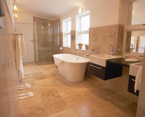 Suite (African) | Bathroom | Separate tub and shower, free toiletries, hair dryer, towels - Villa Honeywood Guest House (Cape Town)