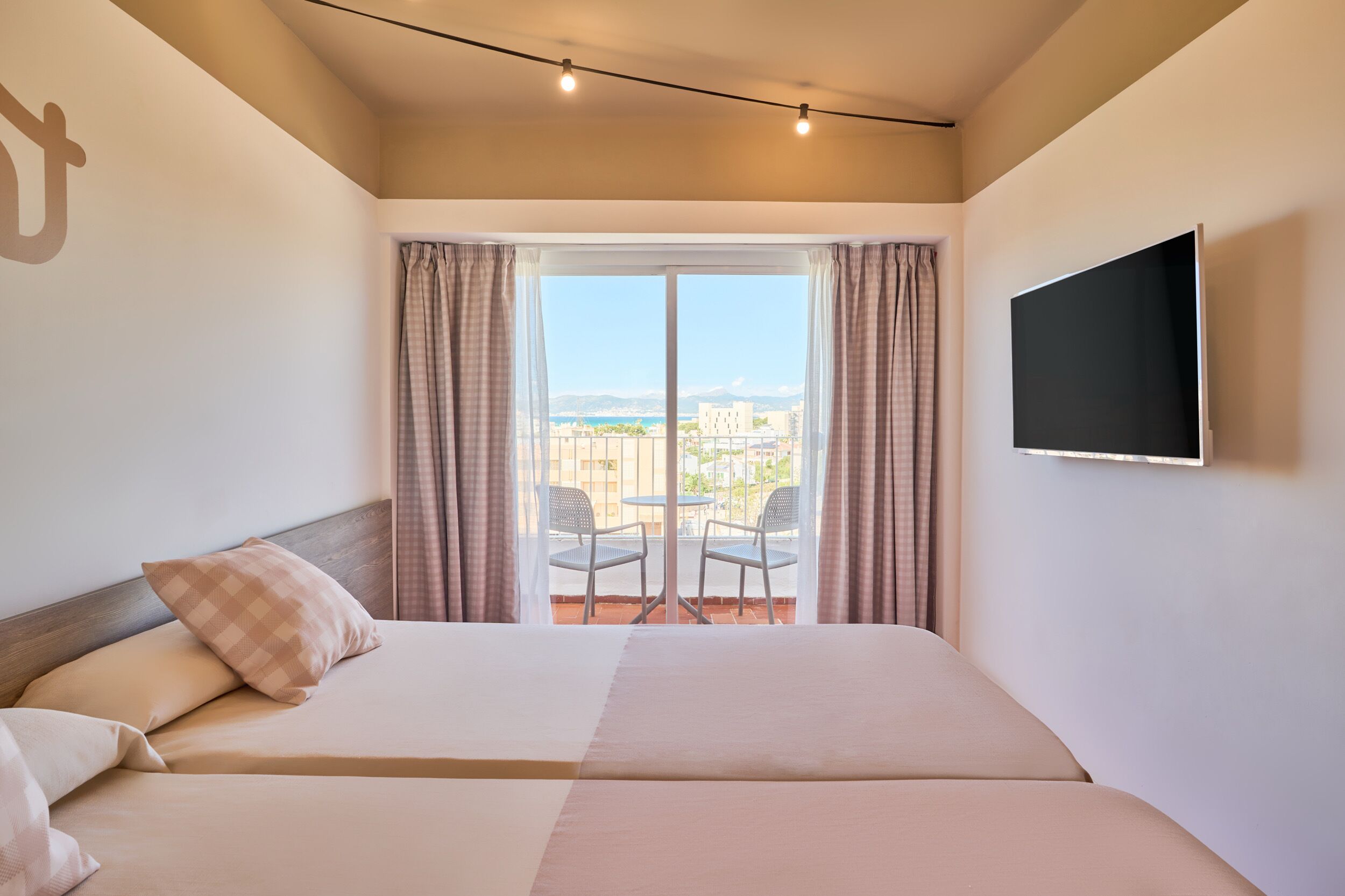 Habitación estándar doble, balcón, vistas al mar (Bed & Unlimited Brunch) | Caja fuerte, cortinas opacas, tabla de planchar con plancha