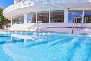 3 piscinas al aire libre (de 10:00 a 18:00), sombrillas, tumbonas
