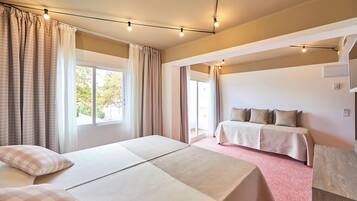 Habitació quàdruple estàndard, balcó (Bed & Unlimited Brunch) | Caixa forta a l'habitació, cortines opaques i planxa i posts de planxar