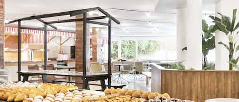 Un buffet proposant une variété de pâtisseries et de desserts.
