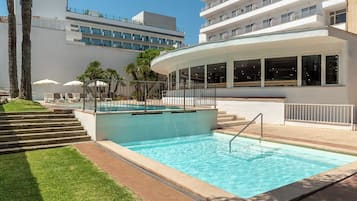 3 outdoor pools, open 10:00 AM to 6:00 PM, pool umbrellas, sun loungers