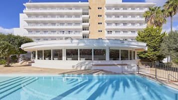 3 piscines a l'aire lliure (horari: 10:00-18:00), para-sols i gandules