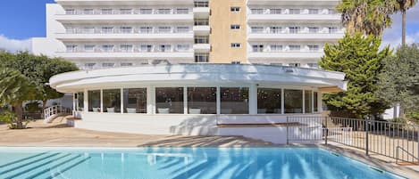 3 outdoor pools, open 10:00 AM to 6:00 PM, pool umbrellas, sun loungers