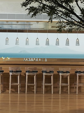 6 bars/lounges, 2 poolside bars