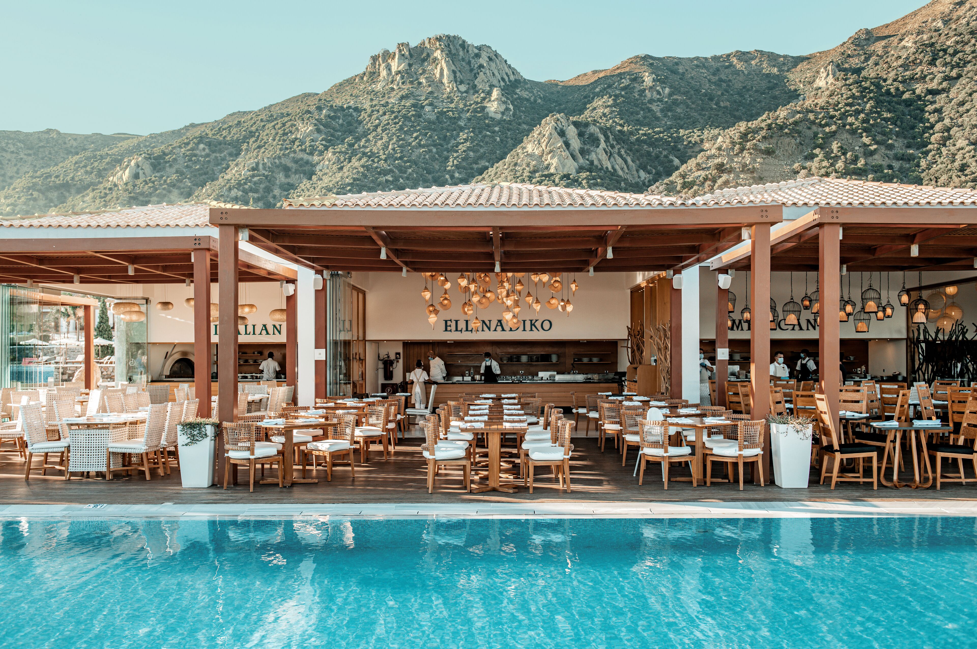 12 restaurants; breakfast, lunch and dinner served 