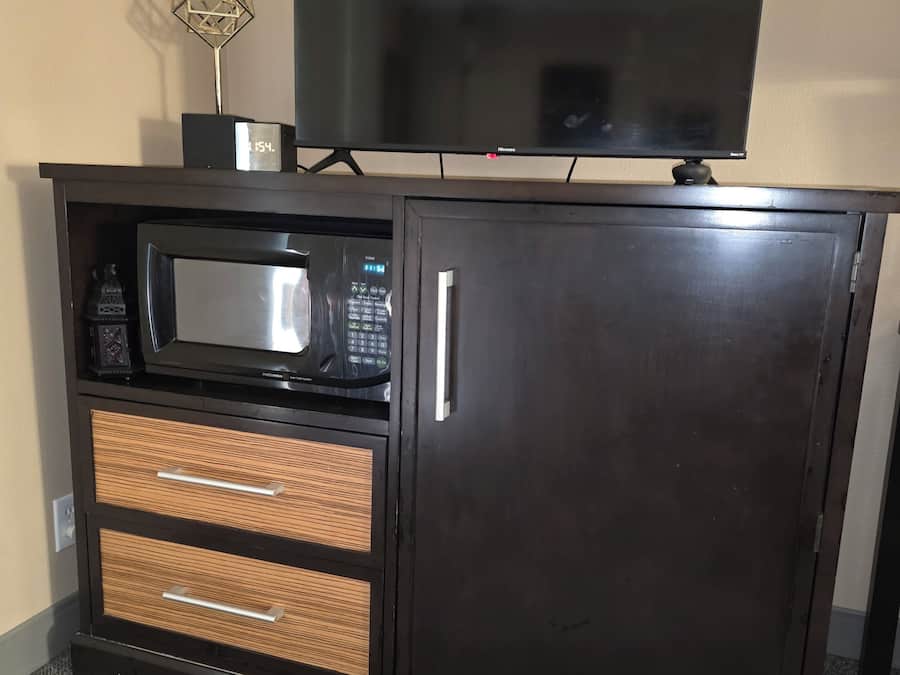 Desk, iron/ironing board (on request), WiFi (free), bed sheets