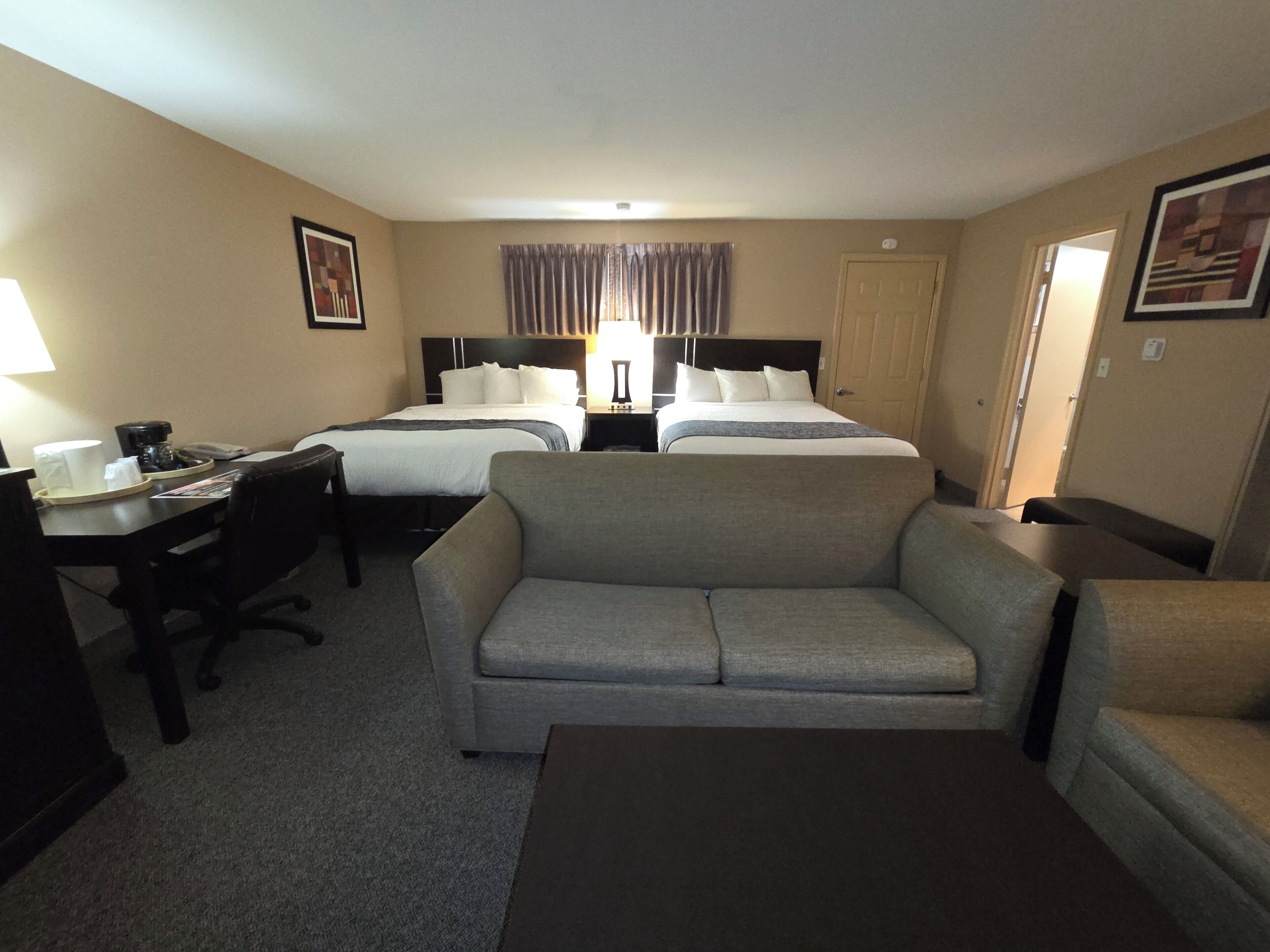 スタンダード ルーム クイーンベッド 2 台 | デスク、遮光カーテン、WiFi (無料)、ベッドシーツ