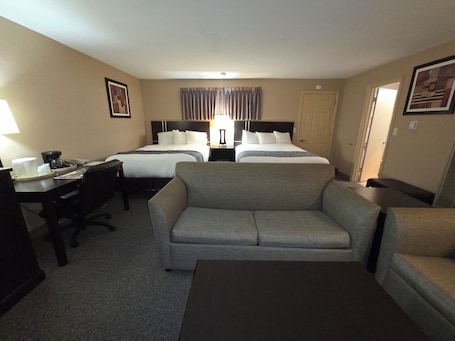 Habitación estándar, 2 camas de matrimonio | Escritorio, cortinas opacas, wifi gratis y ropa de cama. Monroe Motel