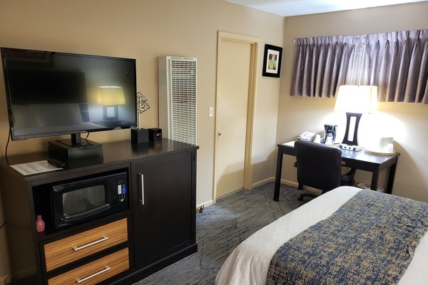 Desk, iron/ironing board (on request), WiFi (free), bed sheets