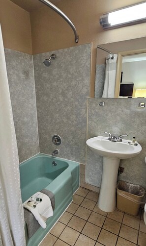Standard Room | Bathroom | Combined shower/tub, towels - Monroe Motel (Monroe)