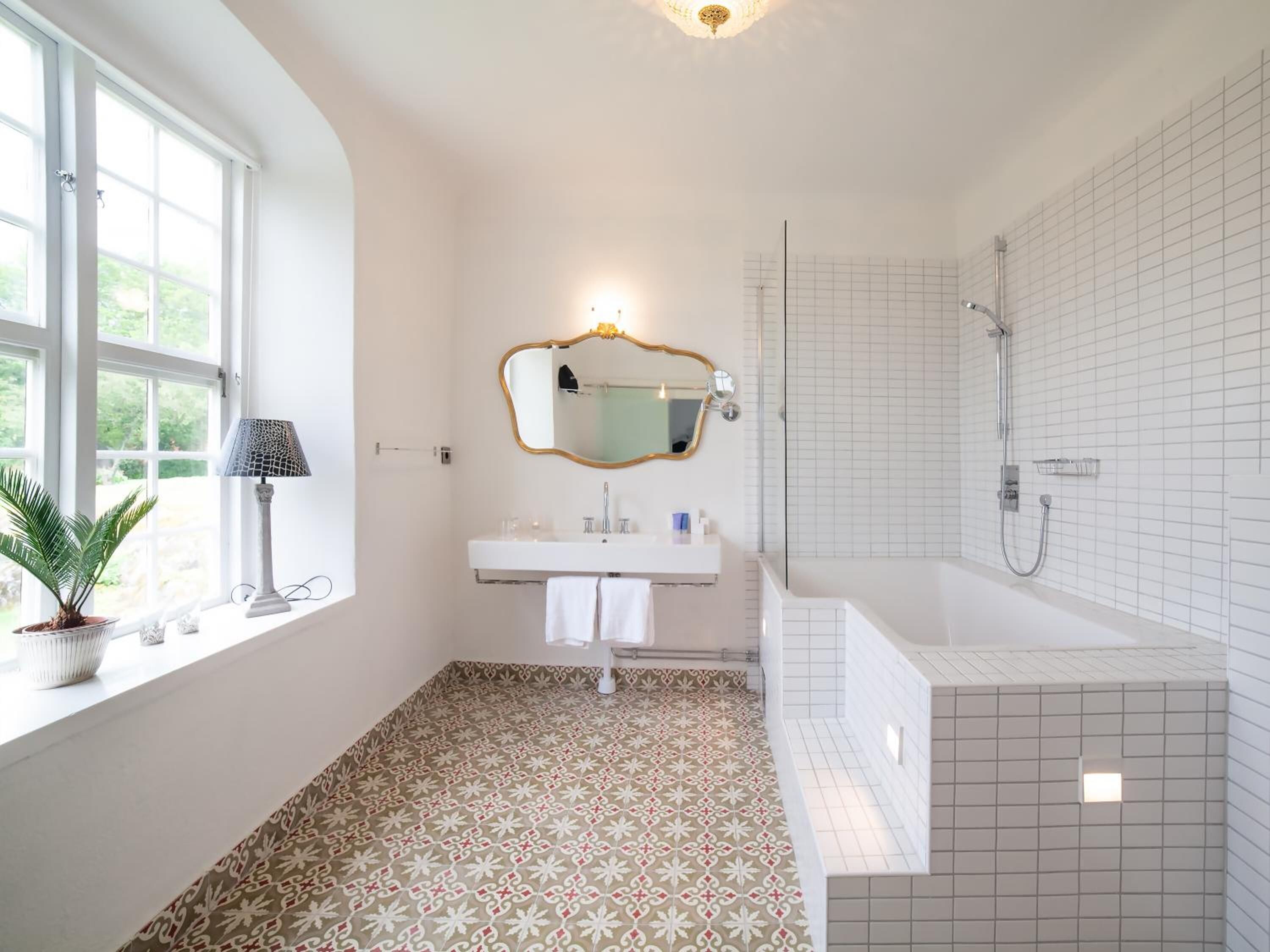 大花洒淋浴喷头、名牌洗护用品、吹风机、浴袍