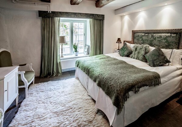 غرفة مزدوجة عادية - سرير مزدوج | أغطية فراش متميزة وألحفة محشوة بالريش وأسرّة بطبقة علوية مريحة وميني بار