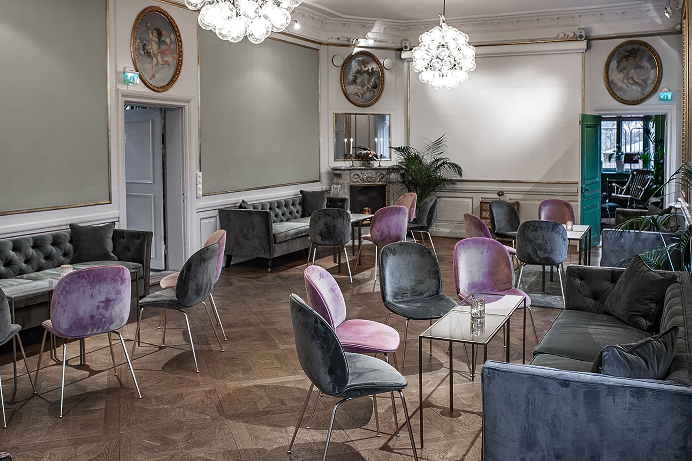 Amplia sala de estar con diversas opciones de asientos, incluyendo sofás, sillones y una mesa de comedor.