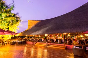 4 restaurantes, se sirve desayuno 