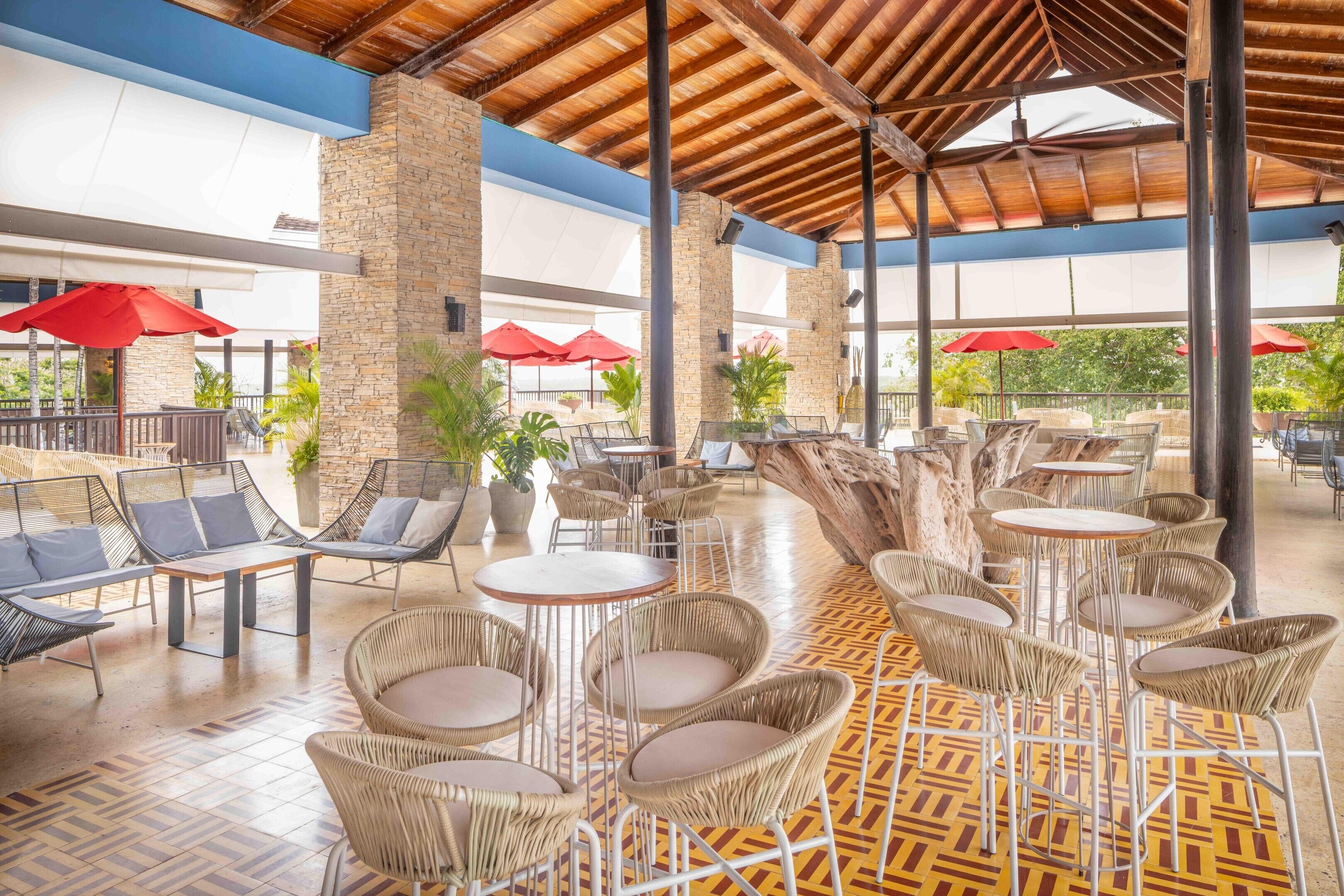 4 restaurants; breakfast, lunch, and dinner served