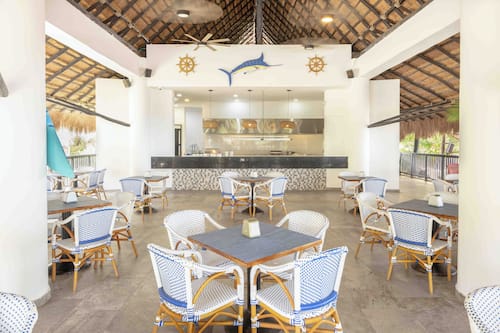4 restaurants, breakfast served
