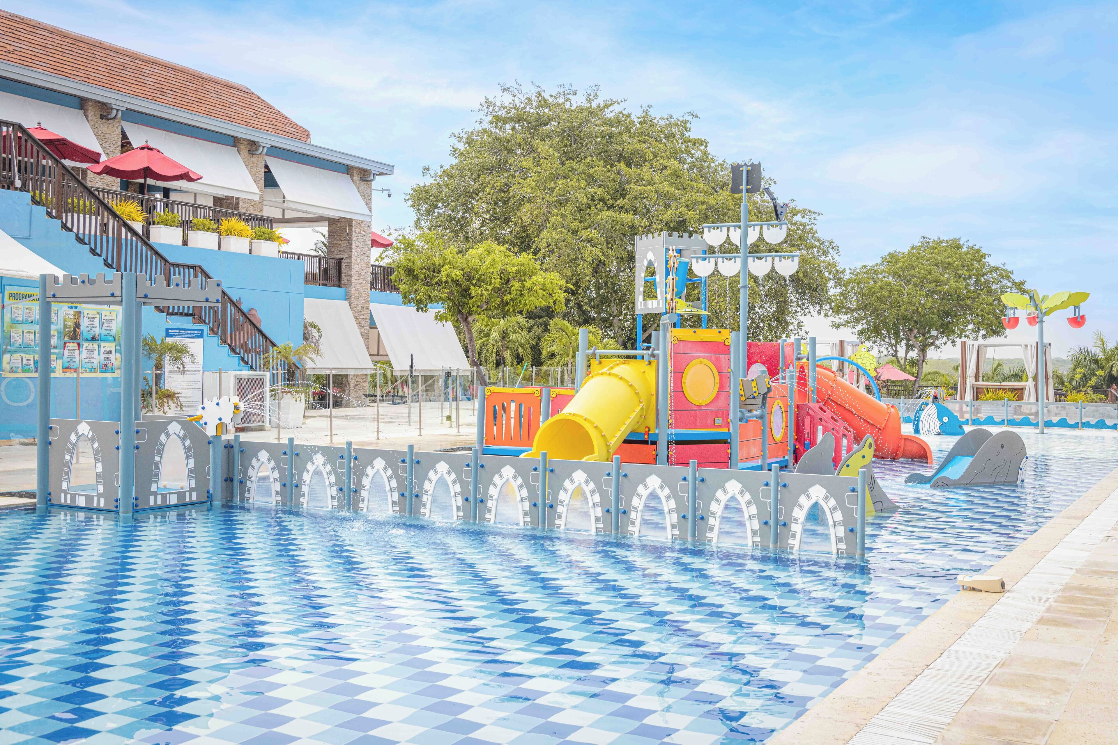 Un parc aquatique doté d’une piscine, de toboggans et d’une structure ressemblant à un château.