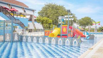 Un parc aquatique doté d’une piscine, de toboggans et d’une structure ressemblant à un château.