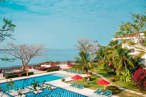 4 piscinas externas, guarda-sóis, espreguiçadeiras