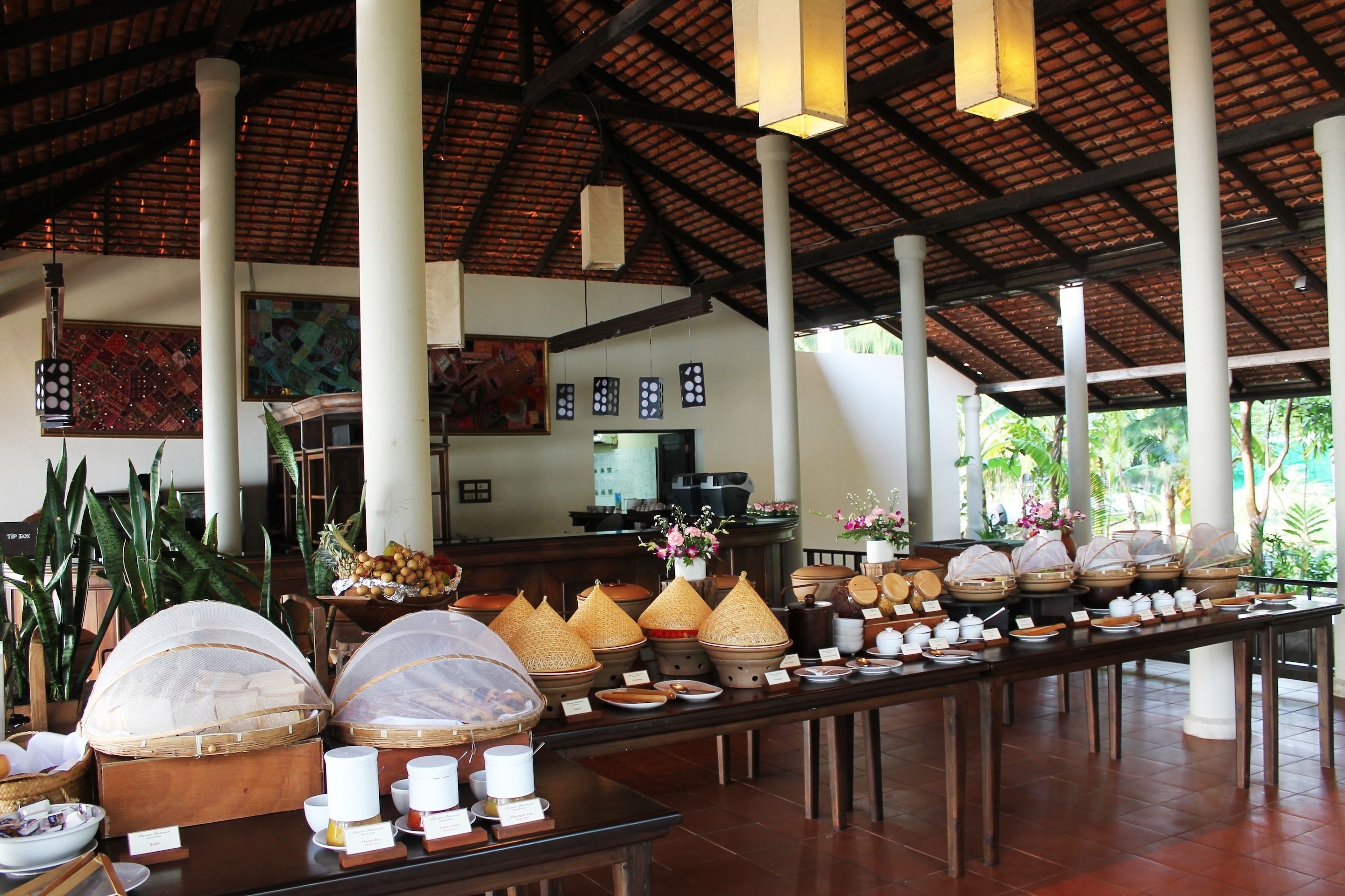 daily buffet breakfast (thb 550 per person)