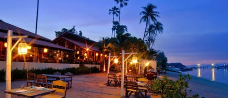 Breakfast, lunch, dinner served; Thai cuisine, beach views