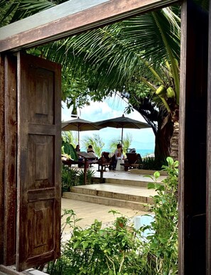 Seaview Family Villa | Select Comfort -patjalliset sängyt, minibaari, tallelokero huoneessa