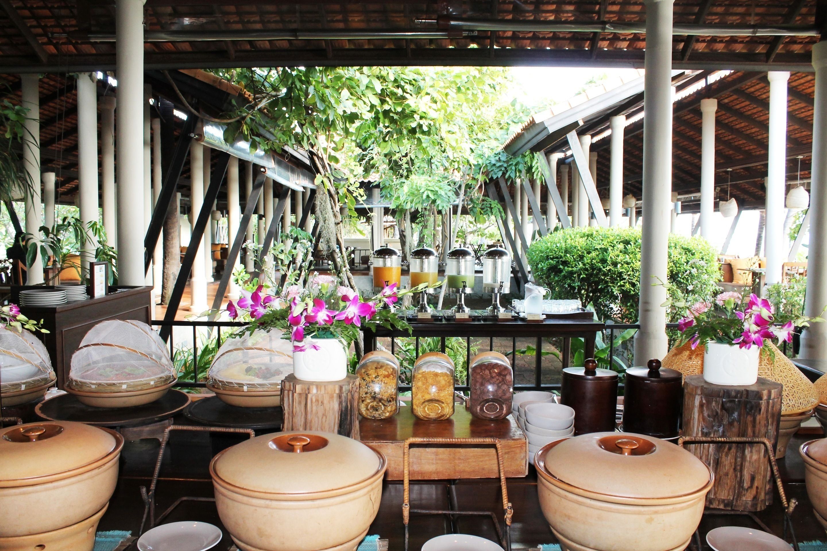 daily buffet breakfast (thb 550 per person)