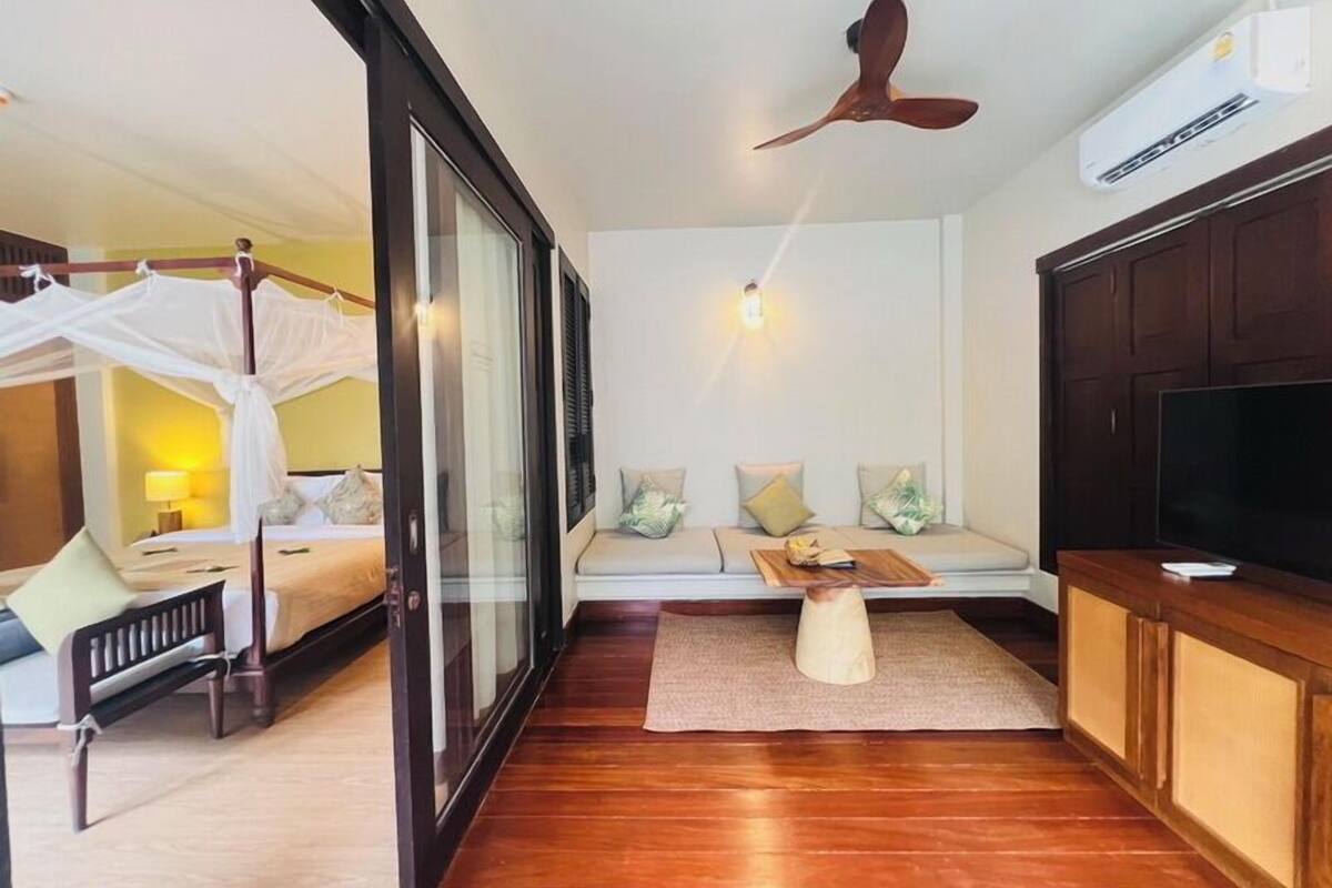 select comfort beds, minibar, in-room safe, desk